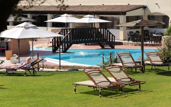 Zwembad met tuin en zonneterras van hotel Speraesole fly & drive Sardinië