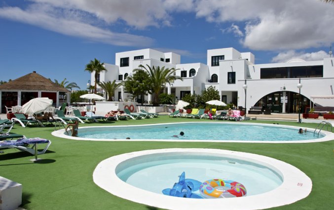 Het zwembad en buitenzaanzicht van Apartamentos Sol Lanzarote
