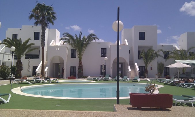 Het zwembad met zonneterras van Apartamentos Sol Lanzarote