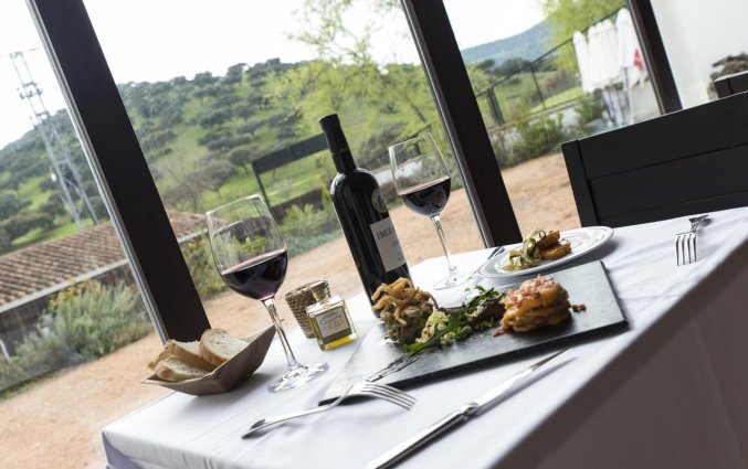 Wijn drinken met uitzicht bij Hotel Rural Las Monteras Andalusië