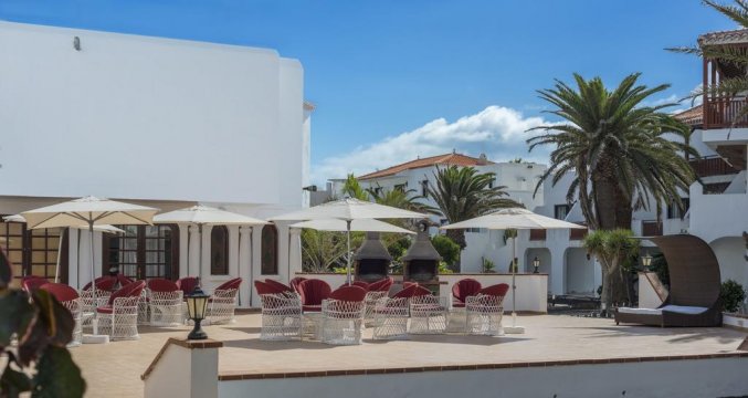 Het terras met barbeque van Appartementen Hesperia Bristol Playa op Fuerteventura