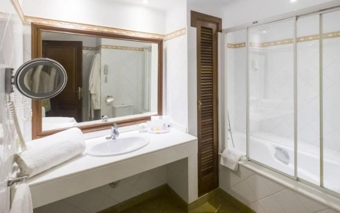 Badkamer van een suite van Aparthotel Galeon Suites op Mallorca