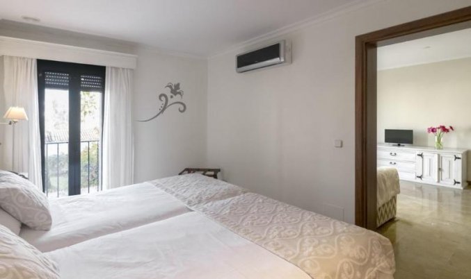 Slaapkamer van een suite van Aparthotel Galeon Suites op Mallorca