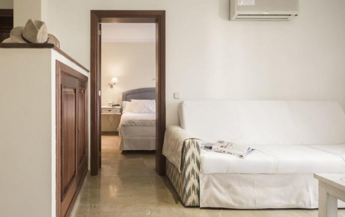 Woonkamer en slaapkamer van een suite van Aparthotel Galeon Suites op Mallorca