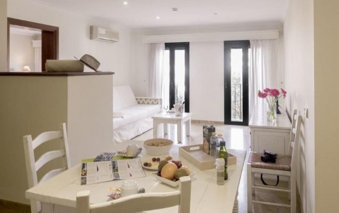 Woonkamer met zithoek van een suite van Aparthotel Galeon Suites op Mallorca
