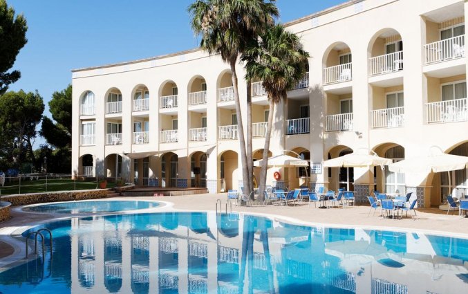 Buitenzwembad van Aparthotel Floramar op Menorca