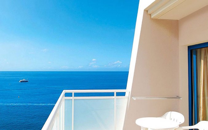 Balkon van een tweepersoonskamer van Hotel Taurito Princess op Gran Canaria