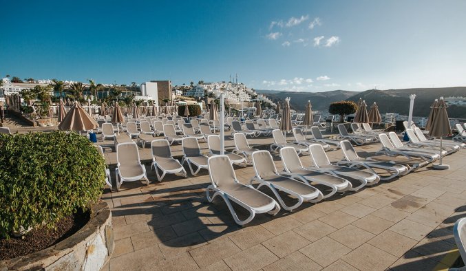 Zonneterras van Hotel Puerto Azul op Gran Canaria