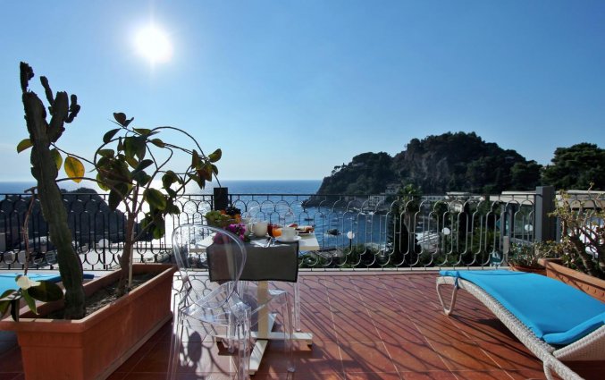 Terras met uitzicht vanuit Hotel Baia Azzurra op Sicilie