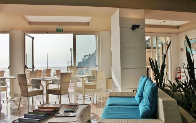 Terras van Hotel Baia Azzurra op Sicilie