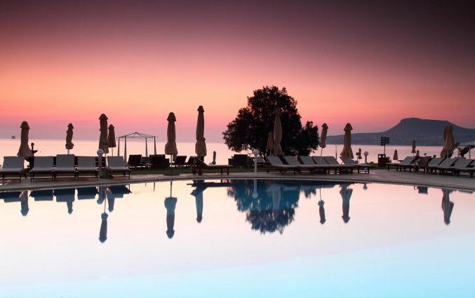 Buitenzwembad zonsondergang van Hotel Kiani Beach Resort op Kreta