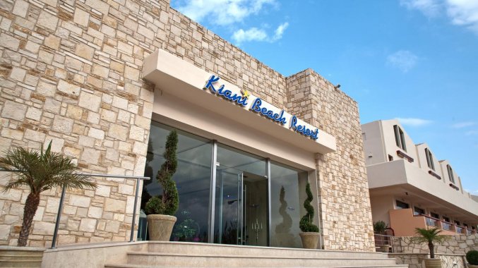 Ingang van Hotel Kiani Beach Resort op Kreta
