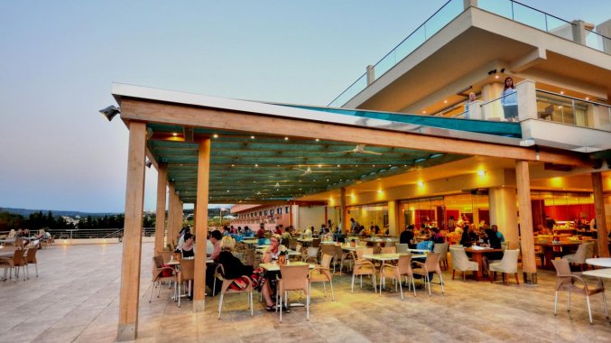 Zwembadbar van Hotel Kiani Beach Resort op Kreta