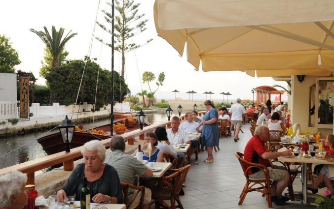 Terras bij Hotel Kalyves beach op Kreta