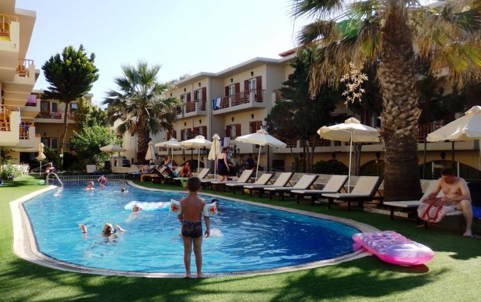 Zwembad bij Hotel Kalyves beach op Kreta