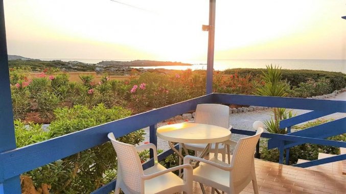 Balkon bij een kamer van Zorbas Hotel Beach Village op Kreta
