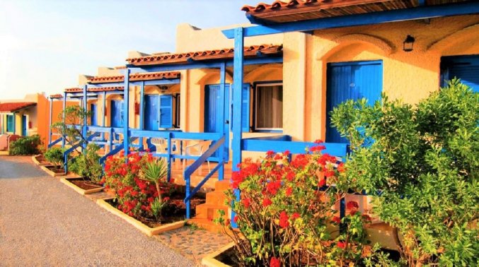 Buitenzijde van de huisjes van Zorbas Hotel Beach Village op Kreta
