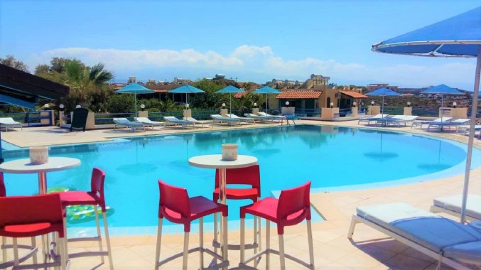 Buitenzwembad en zitplaatsen bij Zorbas Hotel Beach Village op Kreta