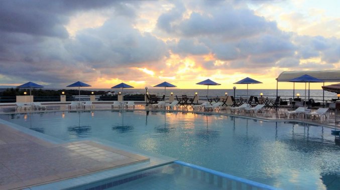 Buitenzwembad in de avond bij Zorbas Hotel Beach Village op Kreta