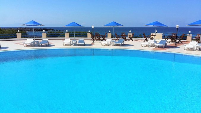 Buitenzwembad van Zorbas Hotel Beach Village op Kreta