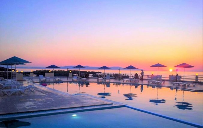Het zwembad met zicht op de zee bij Zorbas Hotel Beach Village op Kreta