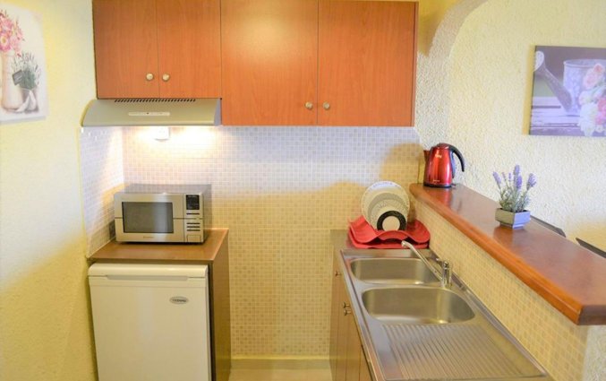 Keuken in een tweepersoonskamer van Zorbas Hotel Beach Village op Kreta