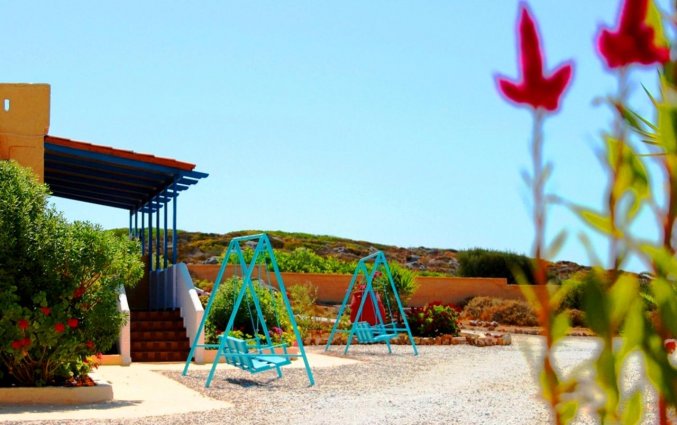 Schommelstoelen bij Zorbas Hotel Beach Village op Kreta