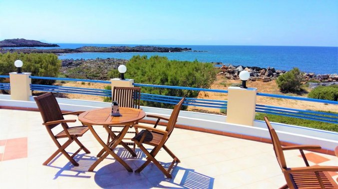 Uitzicht en zitplaatsen bij Zorbas Hotel Beach Village op Kreta