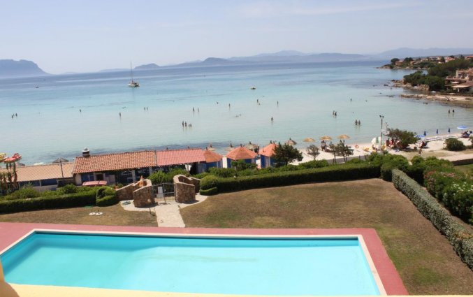 Uitzicht op het zwembad en het strand van Hotel Castello op Sardinië