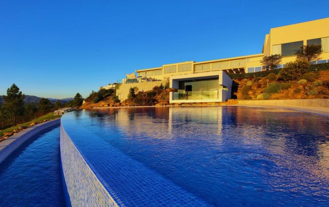 Buitenzwembad van Água Hotels Mondim de Basto in Noord-Portugal