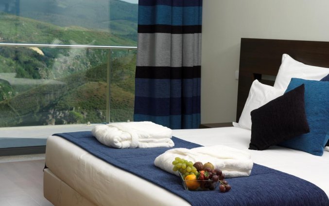Tweepersoonskamer met uitzicht op de bergen of rivier van Água Hotels Mondim de Basto in Noord-Portugal