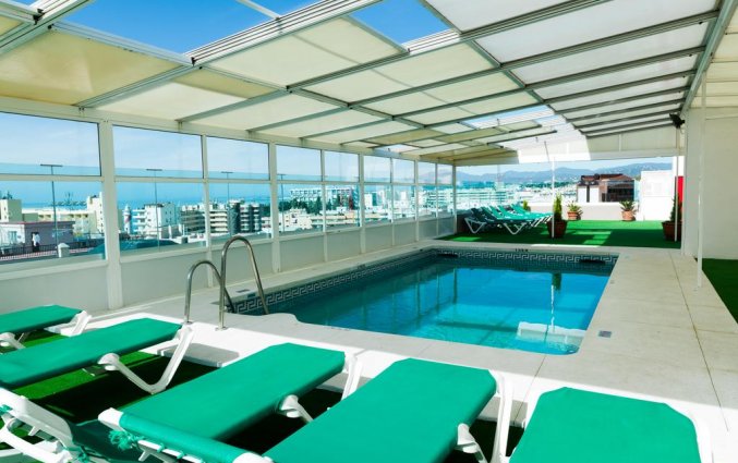 Zwembad en ligbedden bij Hotel Monarque El Rodeo in de Costa del Sol