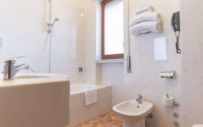 Badkamer van een tweepersoonskamer van Hotel Riva Del Sole in Puglia