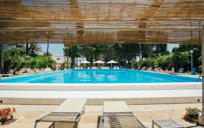 Buitenzwembad met zonneterras van Hotel Riva Del Sole in Puglia