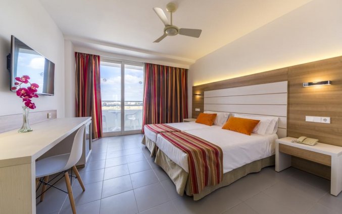 Tweepersoonskamer van Hotel Globales Mediterrani op Menorca