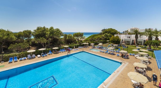 Buitenzwembad van Hotel Globales Lord Nelson op Menorca