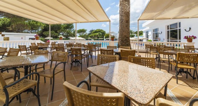 Terras van Hotel Globales Lord Nelson op Menorca