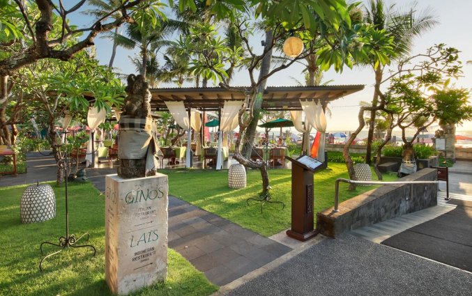 Tuin van hotel Legian Beach in Bali