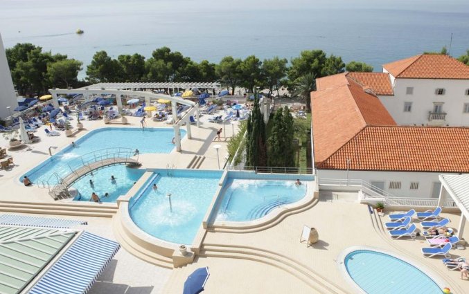 Buitenzwembad en de zee bij Hotel Bluesun Alga in Dalmatië