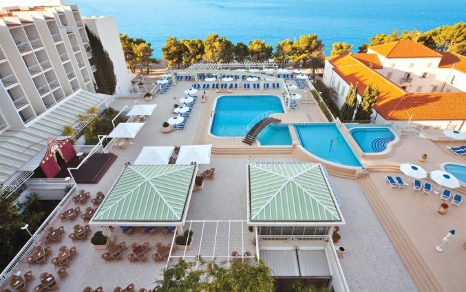 Terras en buitenzwembad van Hotel Bluesun Alga in Dalmatië