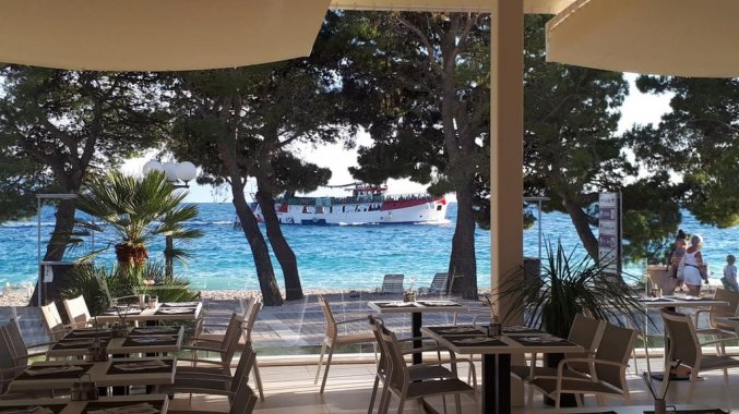 Terras met uitzicht van Hotel Bluesun Alga in Dalmatië