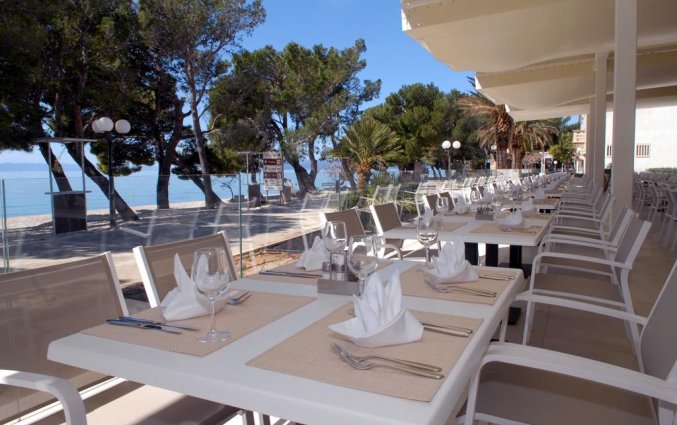 Terras van het restaurant van Hotel Bluesun Alga in Dalmatië
