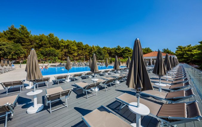 Buitenzwembad van Hotel Medena in Dalmatië