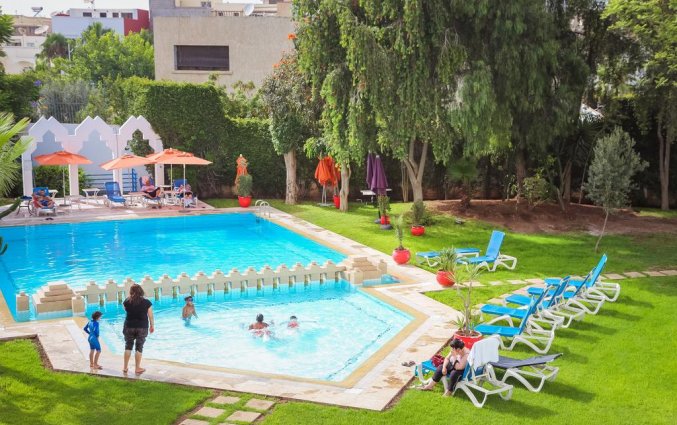 Buitenzwembad en terras van Hotel Senator Agadir