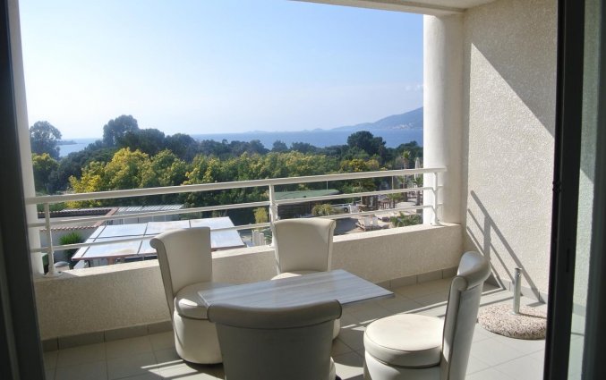 Balkon van Appartementen Le Bella Vista op Corsica