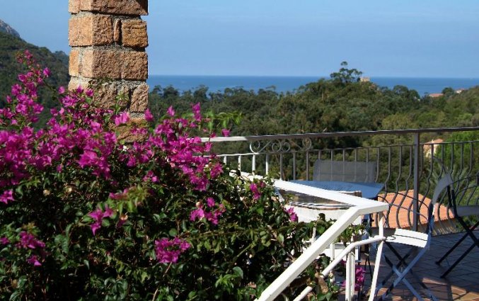 Balkon van een tweepersoonskamer van Hotel Capo D'orto op Corsica