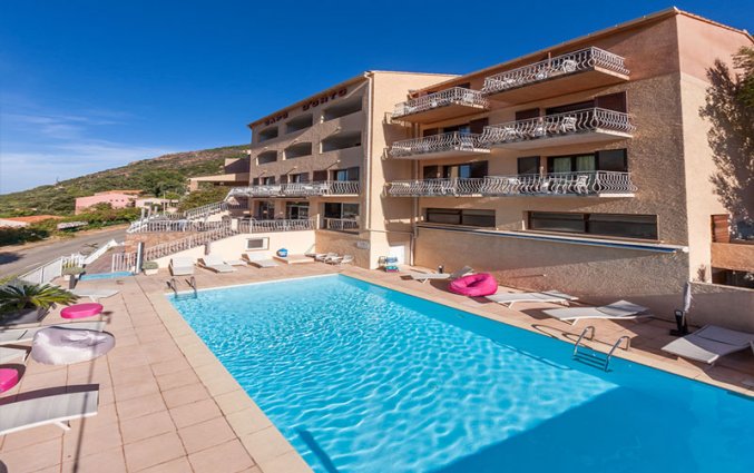 Buitenzwembad van Hotel Capo D'orto op Corsica