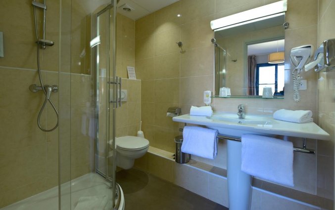 Badkamer van kamer in Hotel U Ricordu op Corsica