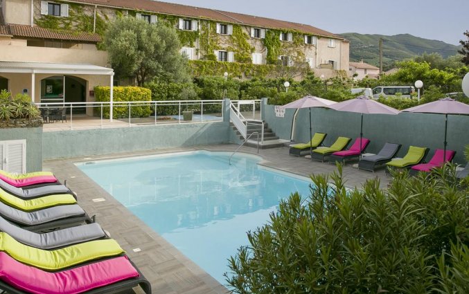 Buitenzwembad en ligbedden van Hotel U Ricordu op Corsica