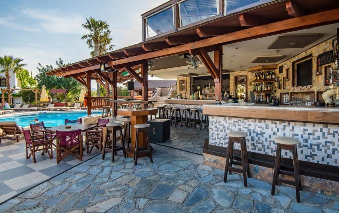 Bar aan het zwembad van Hotel Gaia Garden op Kos